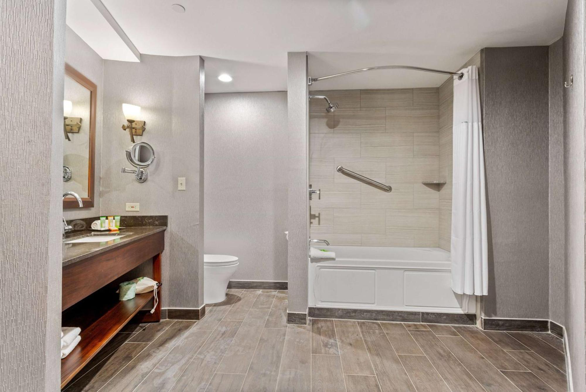Отель Wyndham Garden Baronne Plaza Новый Орлеан Экстерьер фото